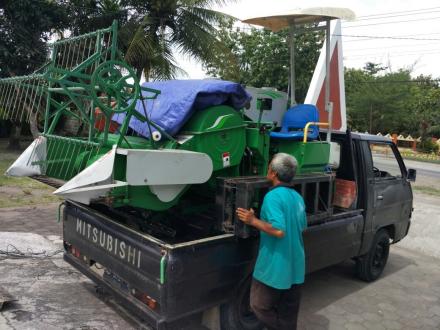 Kelompok Tani Muneng terima Bantuan Alsintan Combine Harvester