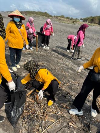 Pemerintah Kalurahan Tirtohargo Ikuti Kegiatan Susur dan Bersih Pantai Parangtritis