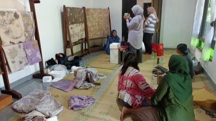 Pelatihan Ecoprint dan Jahit Produk Turunan di Dusun Baros