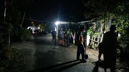 PENINGKATAN INFRASTRUKTUR, WARGA BAROS GOTONG ROYONG CORBLOK JALAN BAROS LEWAT DANA PPBMP