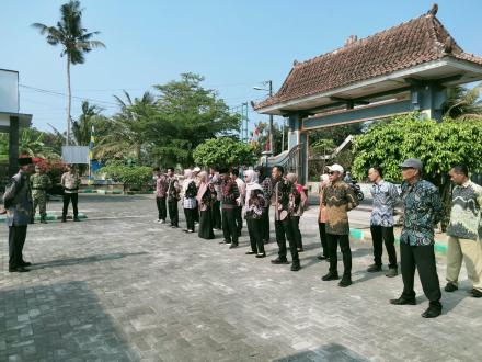 Apel Pagi Kalurahan Tirtohargo: Mantapkan Disiplin dan Imbauan Pemakaian Pakaian Batik