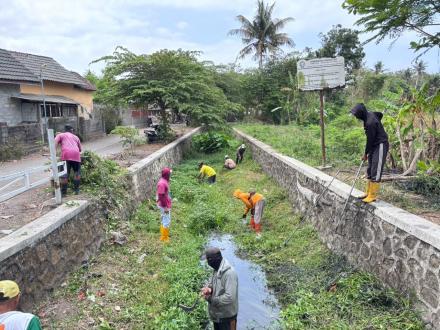 Semangat Gotong Royong: Gelar Action Babat Semak dan Bersih Sungai Bugel Waru